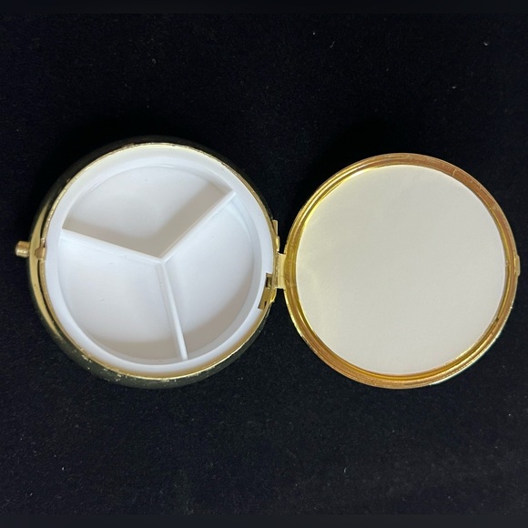 VINTAGE VICTORIAN CAMEO DANCING COUPLE TRINKET PILL BOX COMPACT - Picture 4 of 8